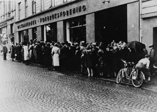 queue-black-white-500x356-1 queue-black-white